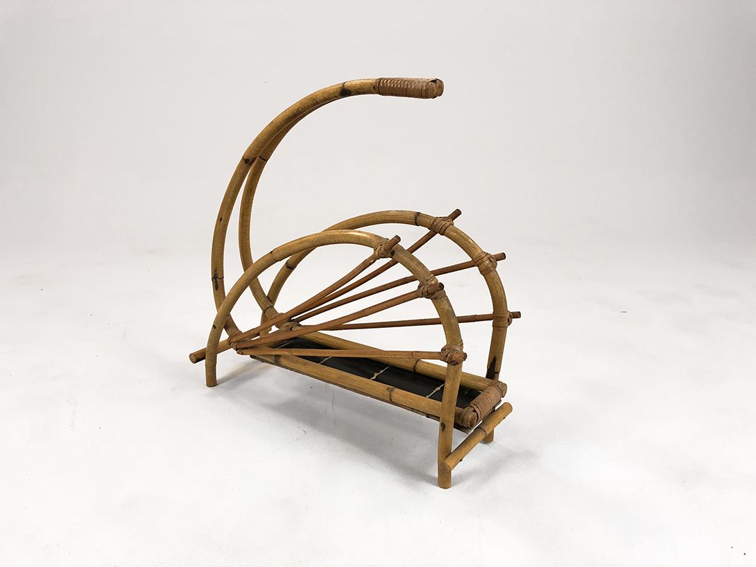 Foto Bamboo Newspaper Rack