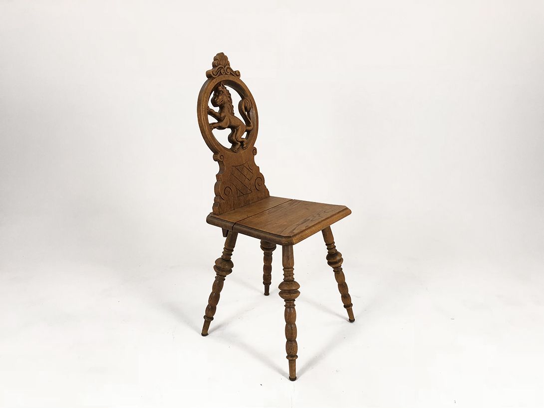 Foto Wooden Chair Carved Horse