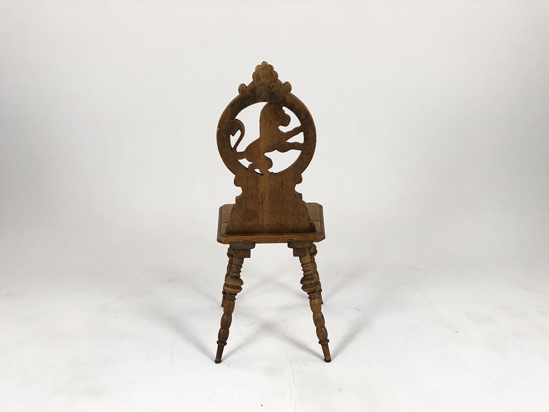 Foto Wooden Chair Carved Horse
