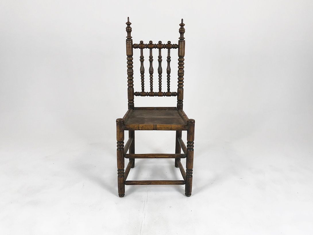 Foto Carved Brown Chair with High Backrest