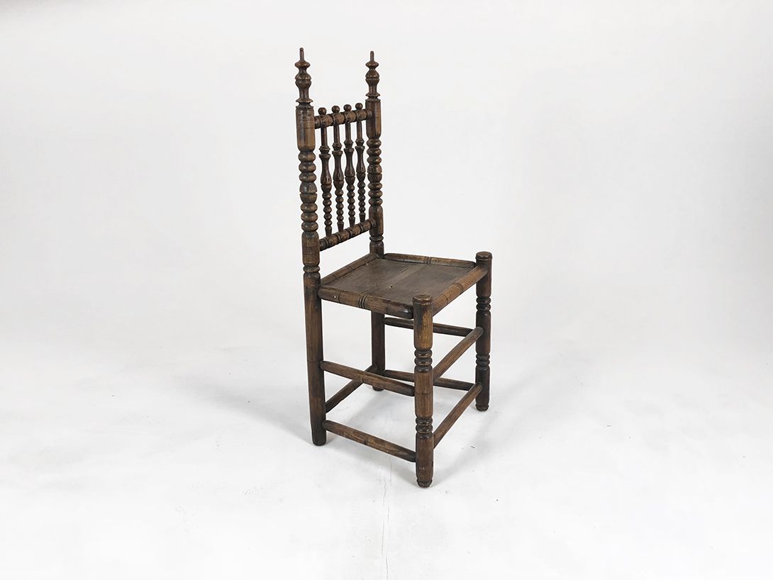 Foto Carved Brown Chair with High Backrest
