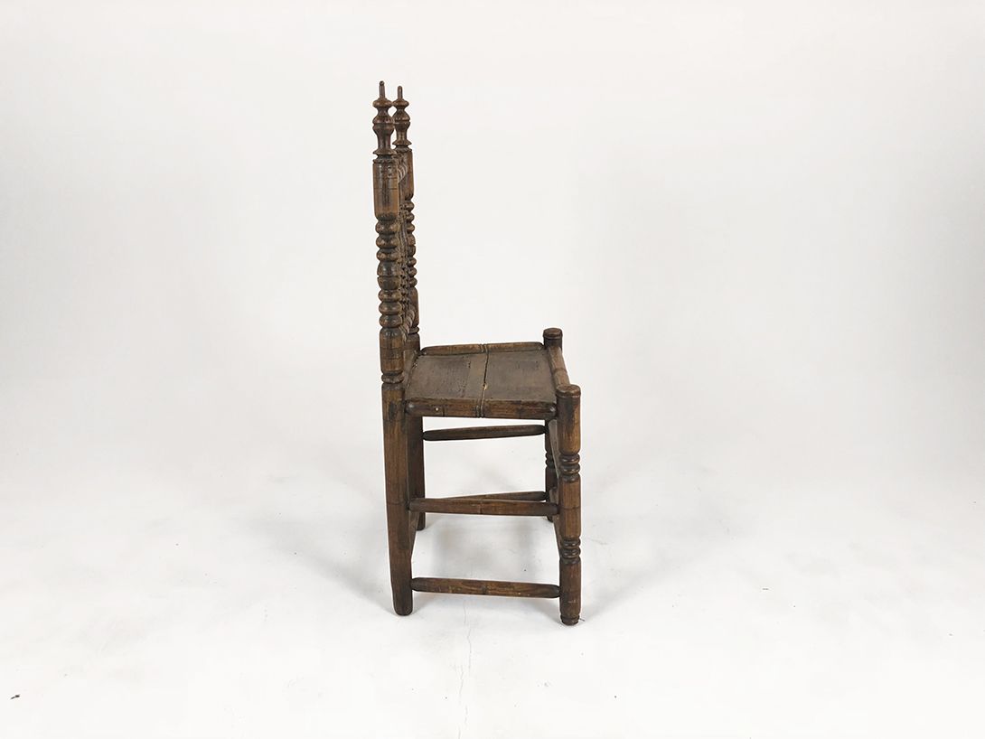 Foto Carved Brown Chair with High Backrest