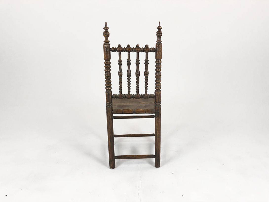Foto Carved Brown Chair with High Backrest