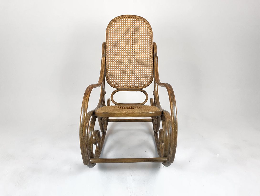 Foto Rocking Chair with Rattan Seating Surface //
