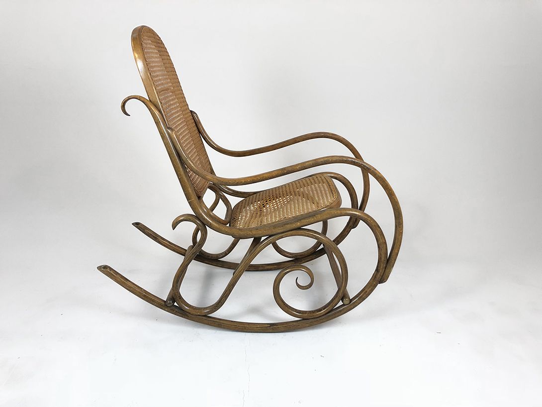 Foto Rocking Chair with Rattan Seating Surface //