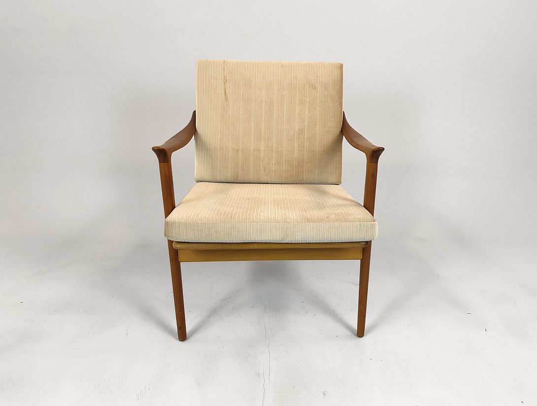 Foto Wooden Armchair with Convex Armrest and Beige Fabric h80x86x67
