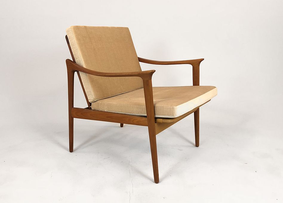 Foto Wooden Armchair with Convex Armrest and Beige Fabric h80x86x67
