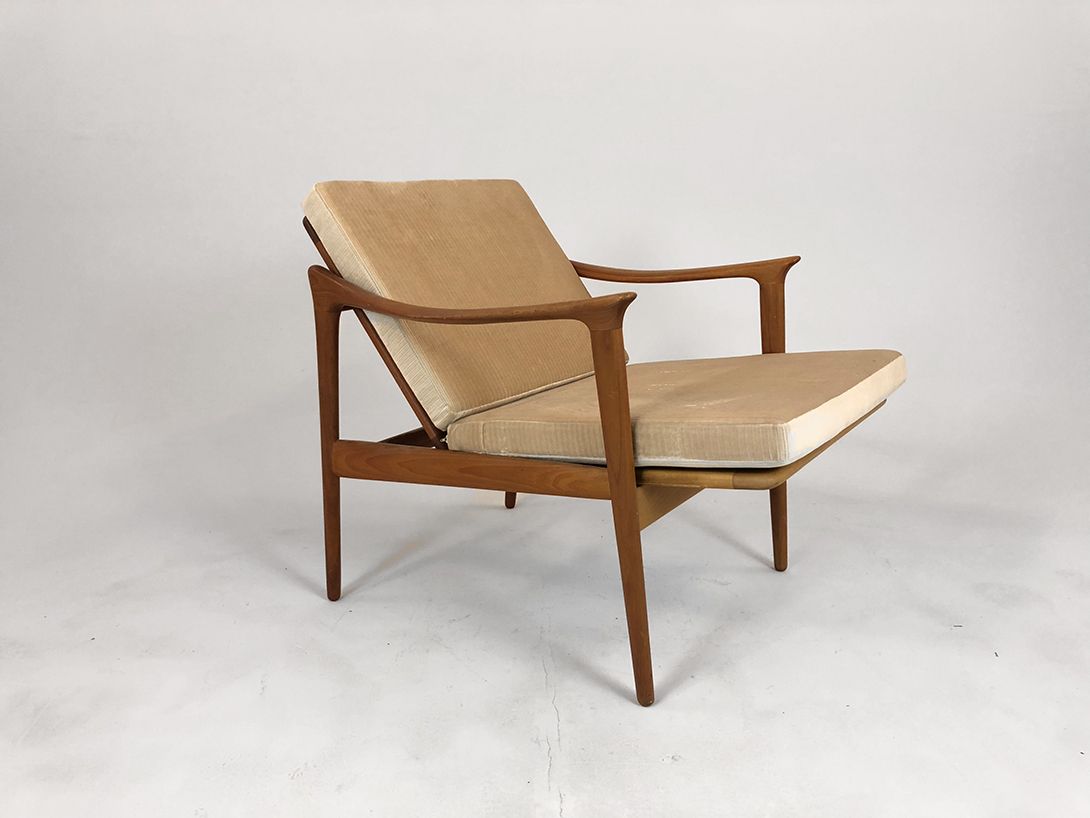Foto Wooden Armchair with Convex Armrest and Beige Fabric h80x86x67