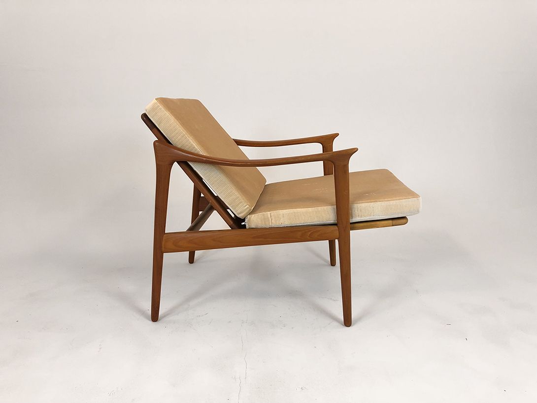 Foto Wooden Armchair with Convex Armrest and Beige Fabric h80x86x67