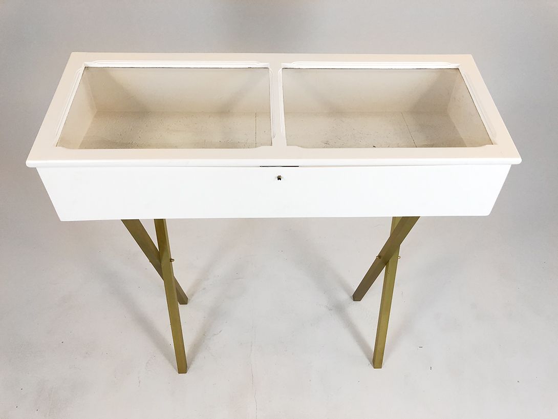 Foto High Display Case with Golden Legs