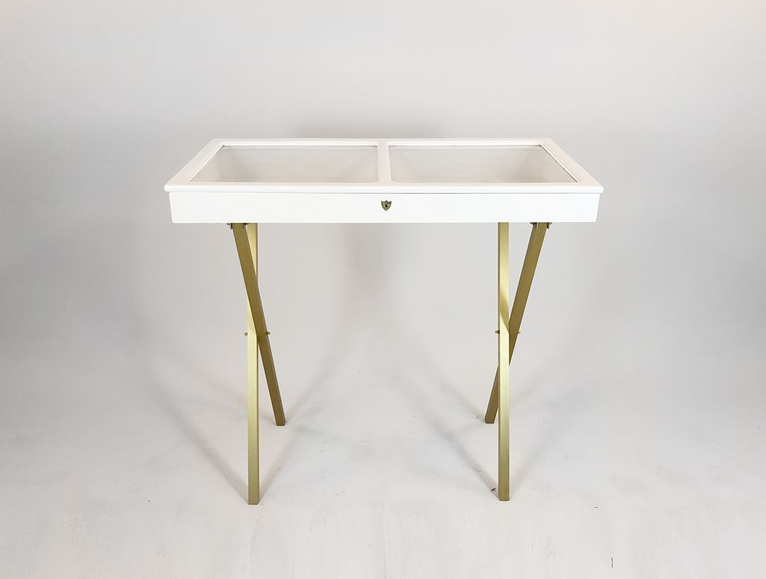 Foto Flat Display Case with Golden Legs