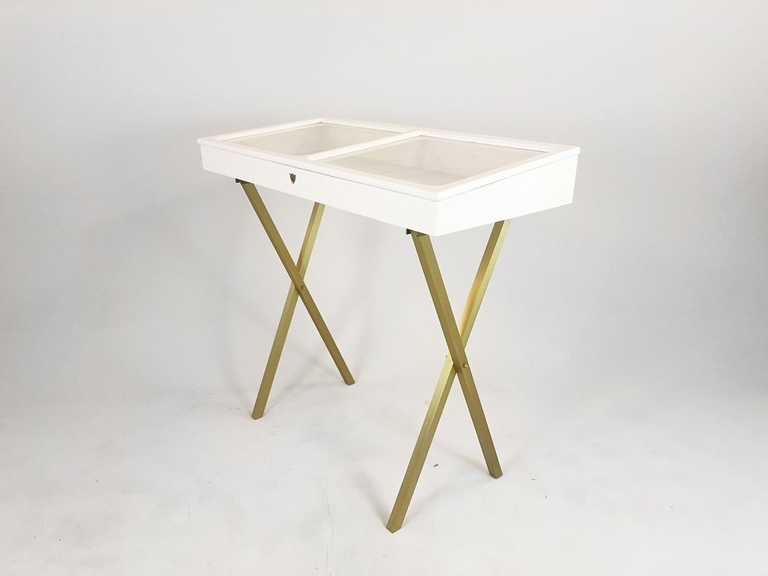 Foto Flat Display Case with Golden Legs