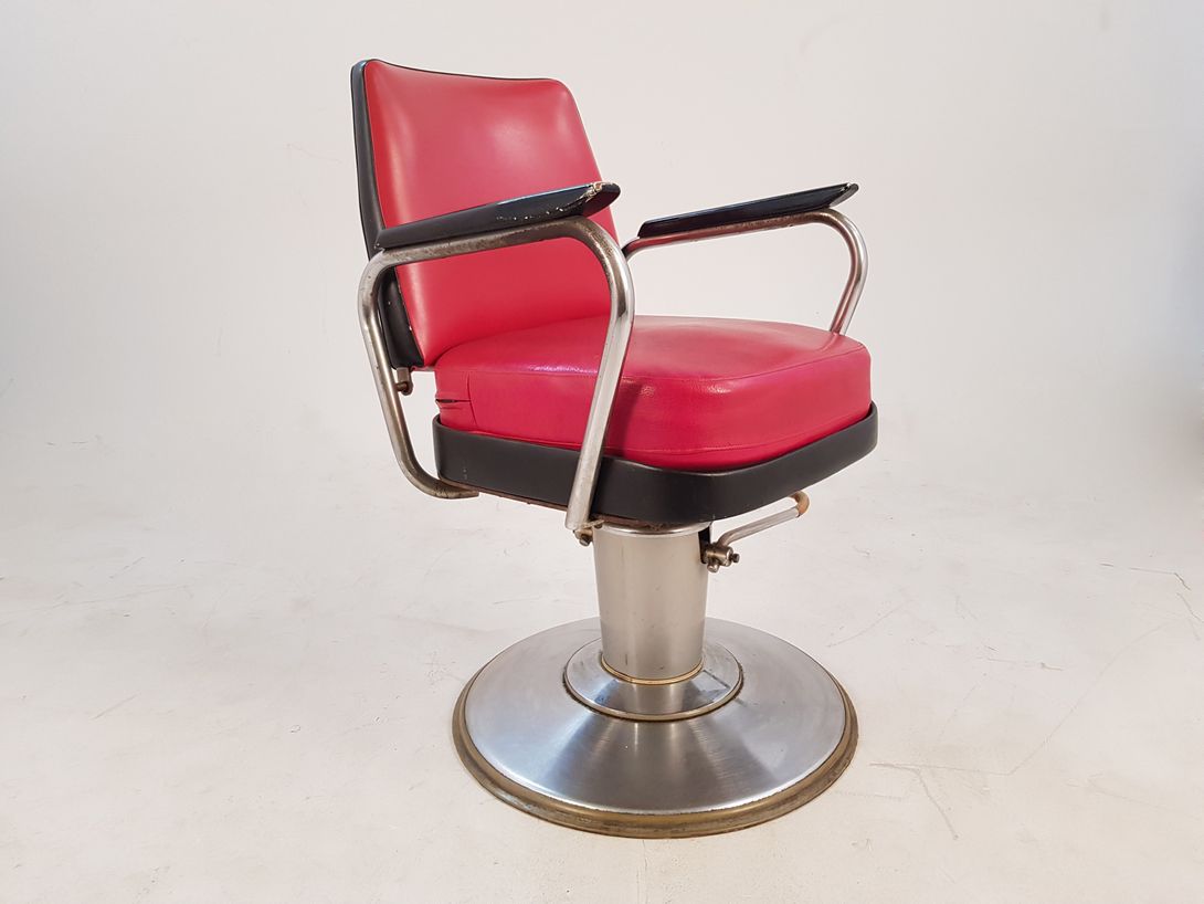 Foto Red Leather Barber Shop Chair 1956