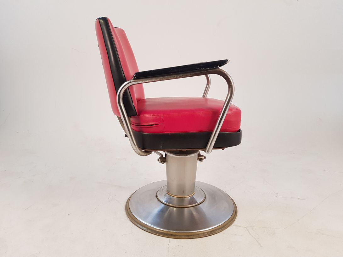 Foto Red Leather Barber Shop Chair 1956