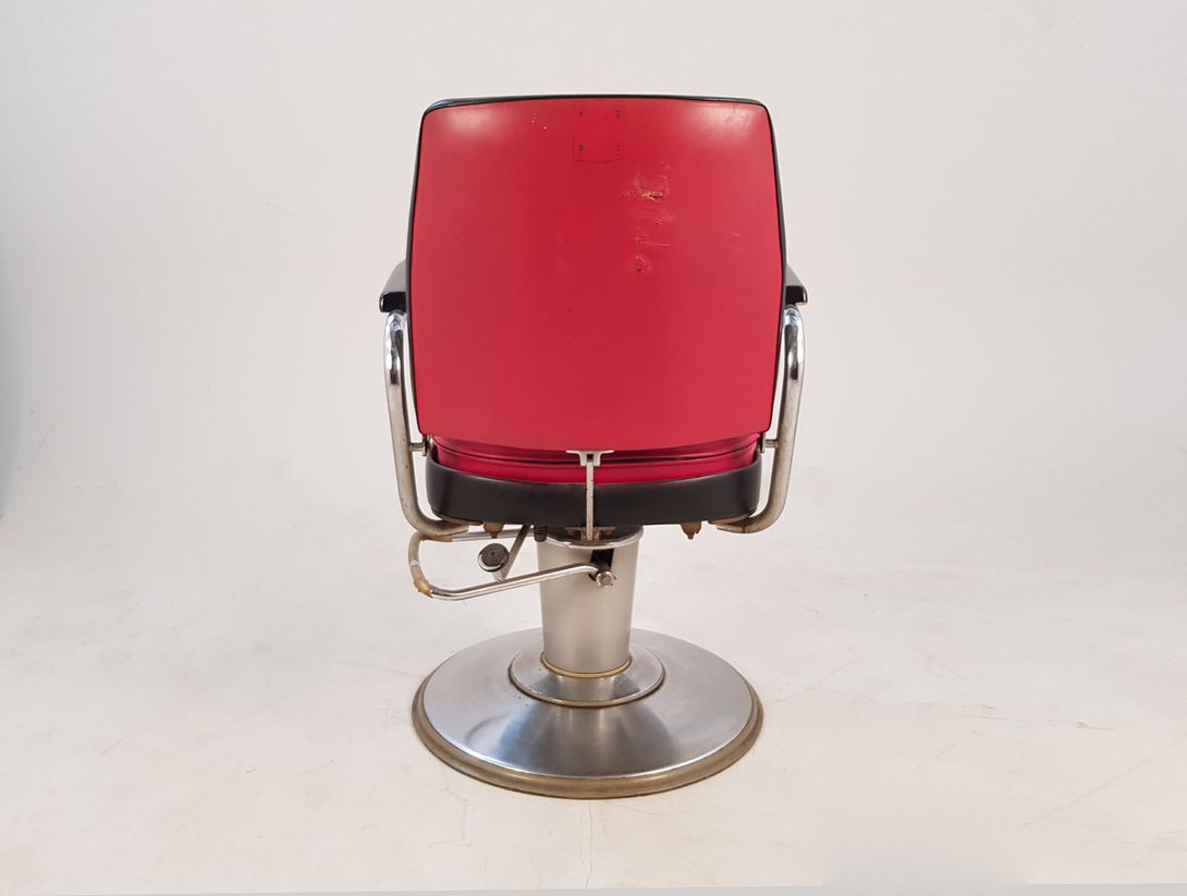 Foto Red Leather Barber Shop Chair 1956