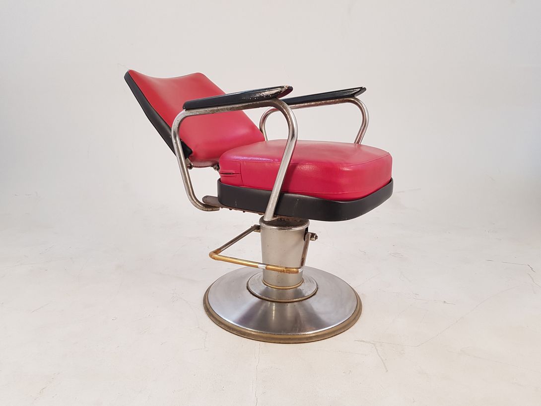 Foto Red Leather Barber Shop Chair 1956