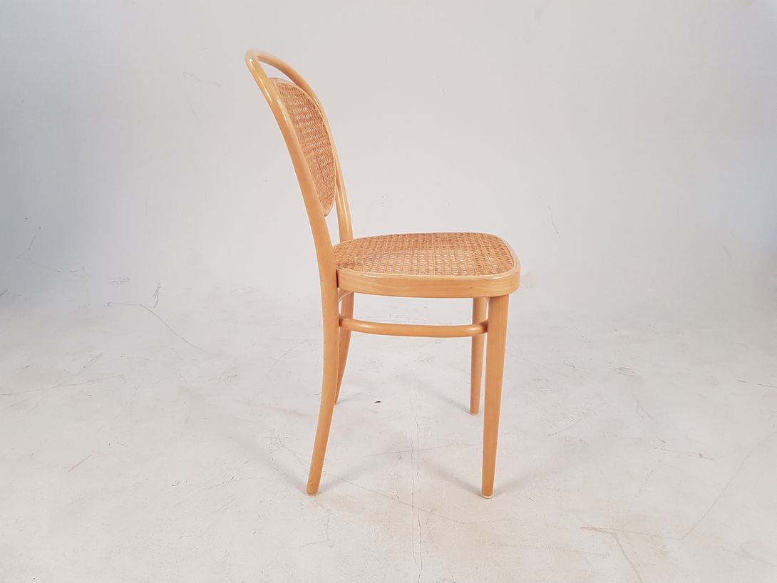 Foto Light Bentwood Thonet Chair with Basketwork