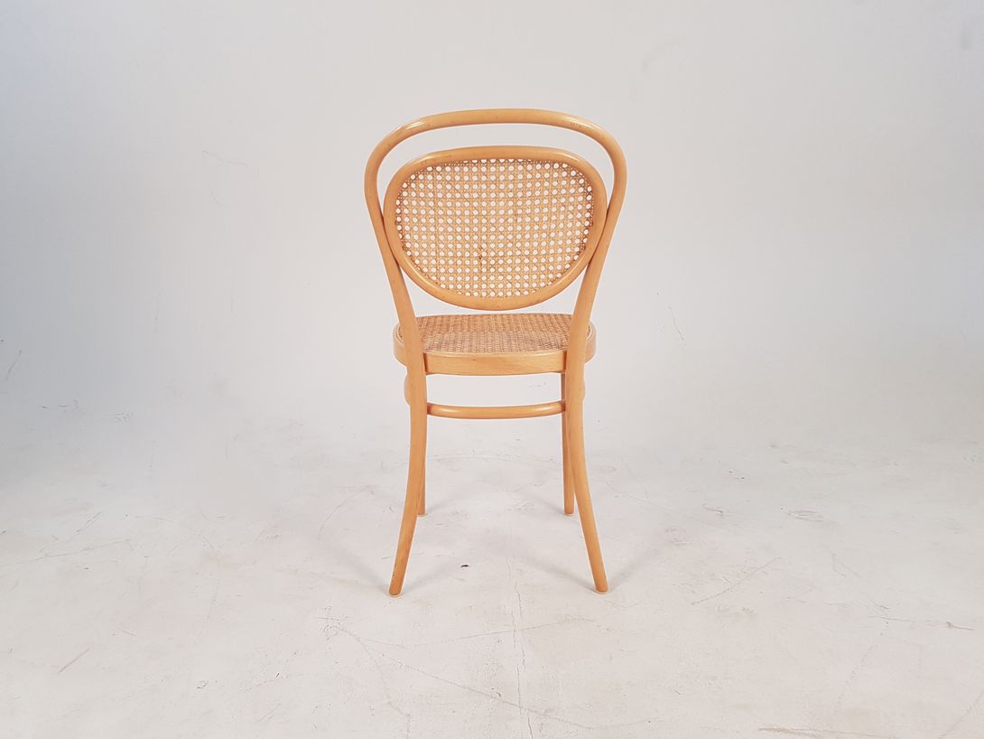 Foto Light Bentwood Thonet Chair with Basketwork