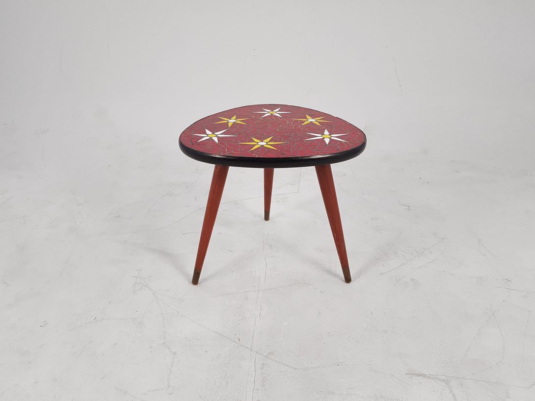 Foto Red Mosaic Side Table with Yellow and White Flowers h39x43