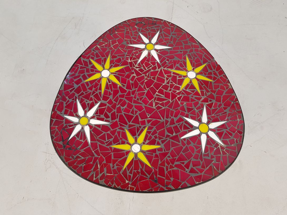 Foto Red Mosaic Side Table with Yellow and White Flowers h39x43