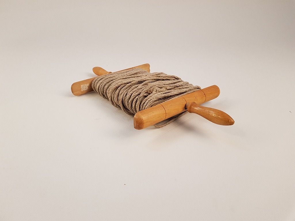 Foto Antique Clothesline on Wooden Spool L52x29