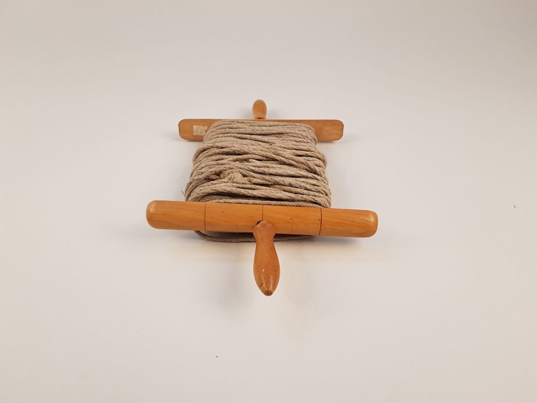 Foto Antique Clothesline on Wooden Spool L52x29