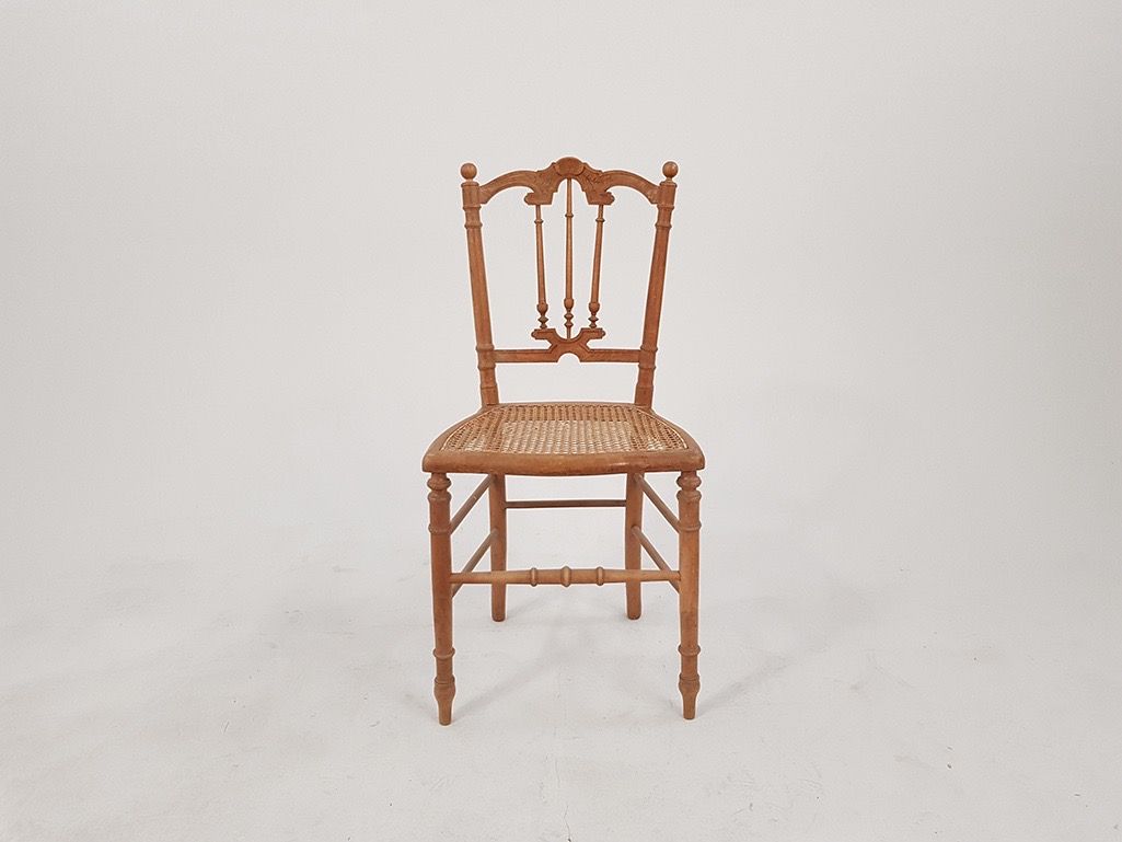 Foto Wooden Chair with Basket Seating Surface h88x38x43
