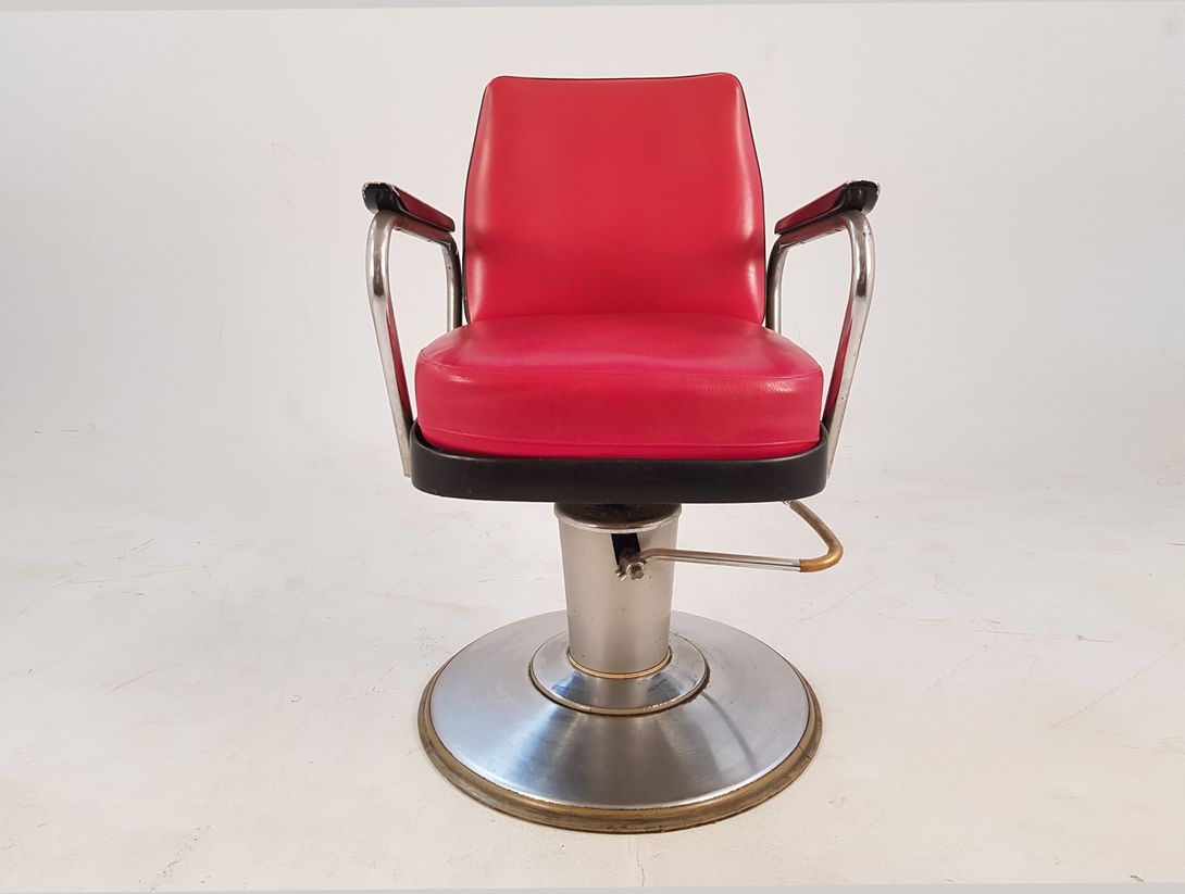 Foto Red Leather Barber Shop Chair 1956