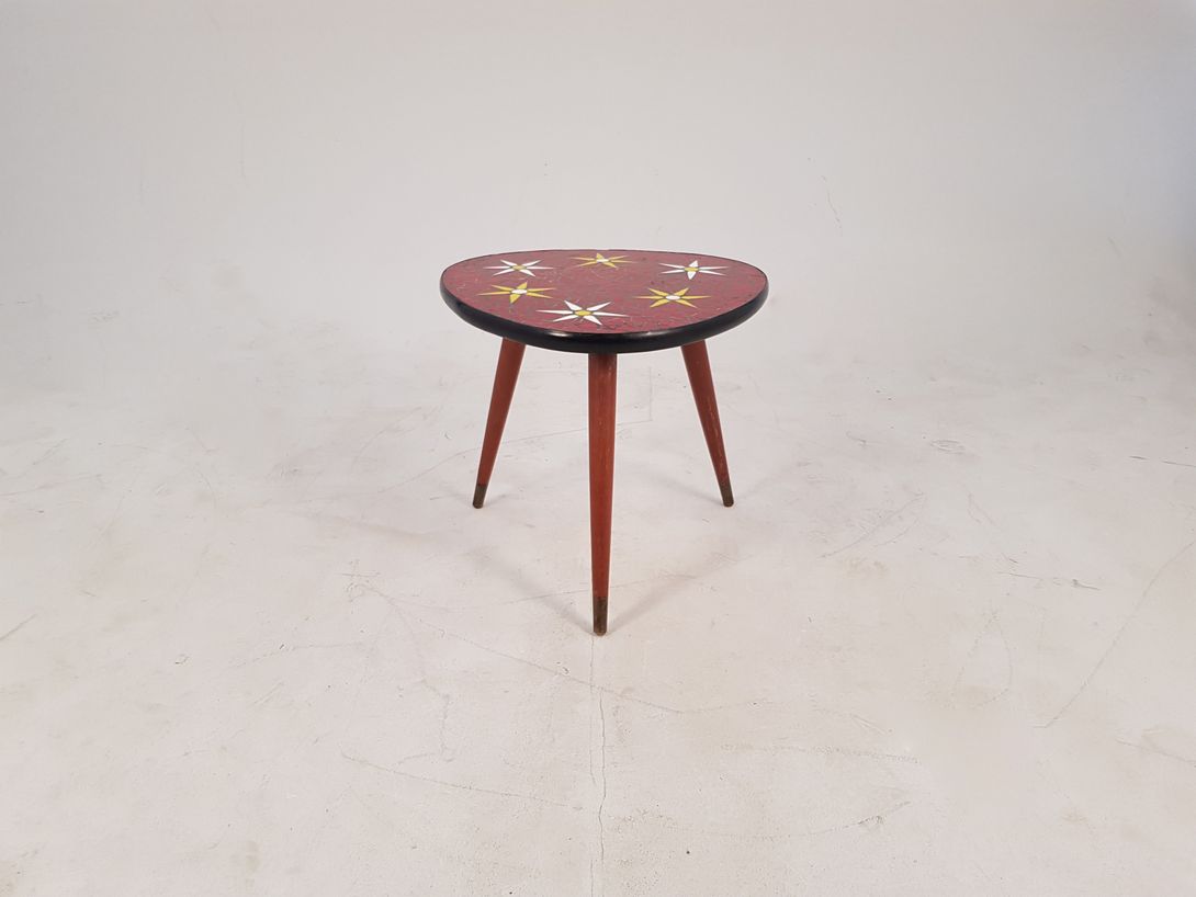 Foto Red Mosaic Side Table with Yellow and White Flowers h39x43
