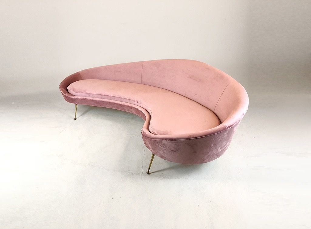 Foto Sofa with Brass Feet Rosé Velvet Kidney Shaped L275 Italy 1957