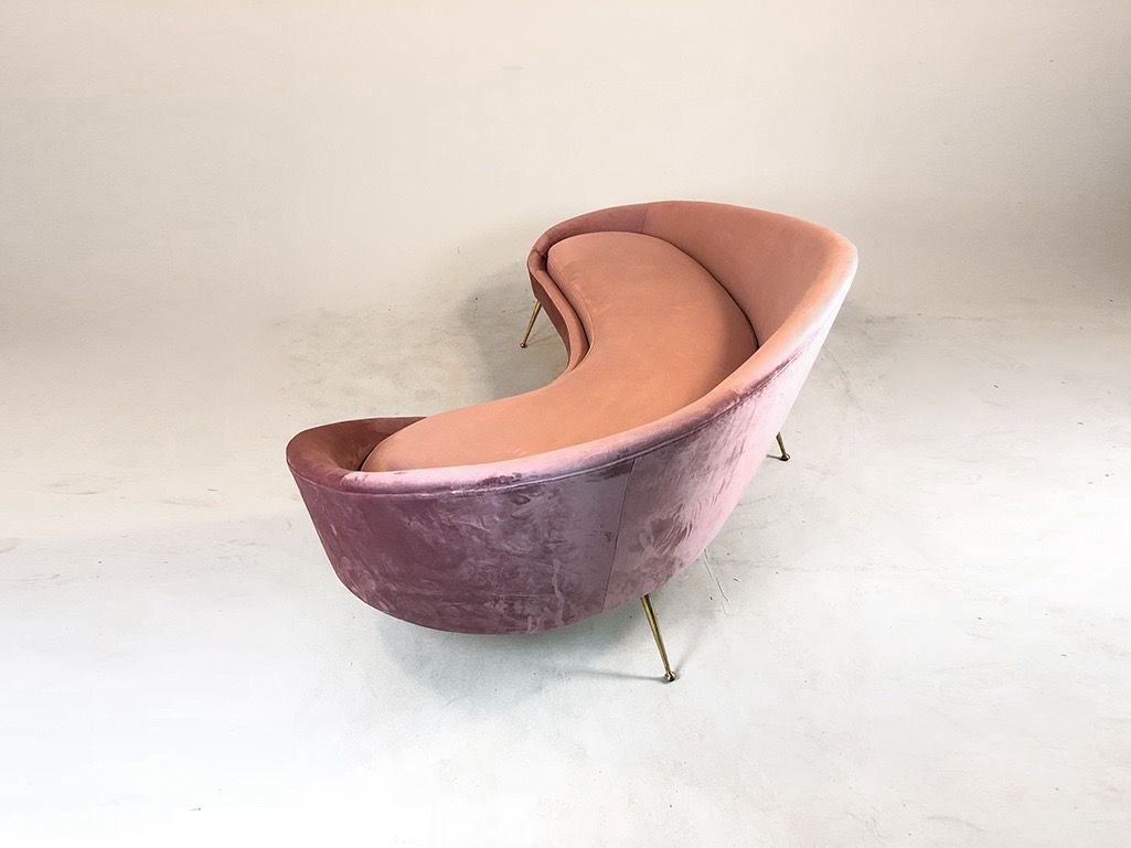 Foto Sofa with Brass Feet Rosé Velvet Kidney Shaped L275 Italy 1957