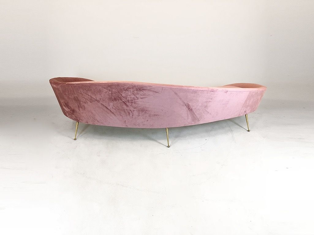 Foto Sofa with Brass Feet Rosé Velvet Kidney Shaped L275 Italy 1957
