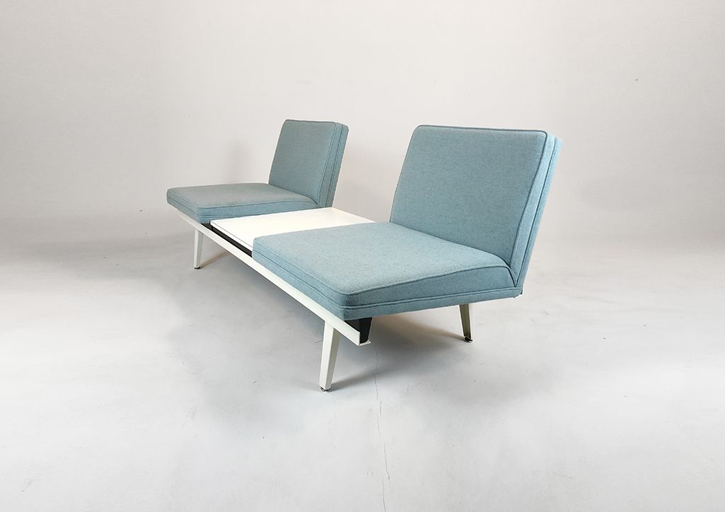 Foto Herman Miller Steelpipe Two-Seater Sofa with Pale Blue Upholstery and Integrated Side Table  USA 1965