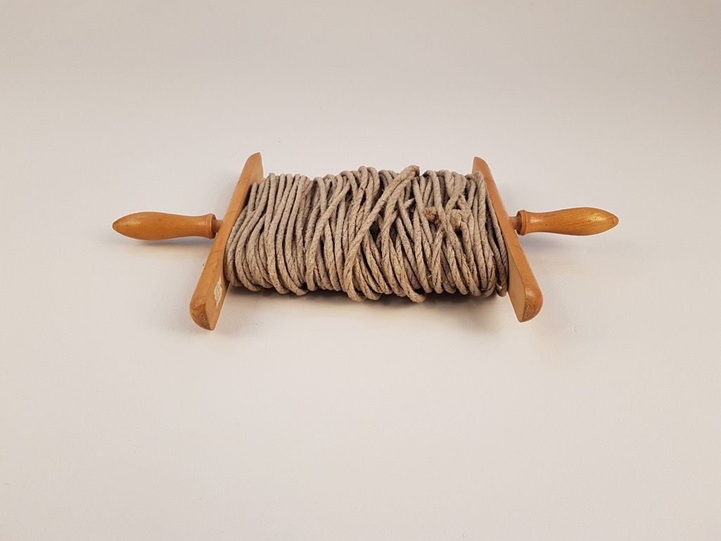 Foto Antique Clothesline on Wooden Spool L52x29