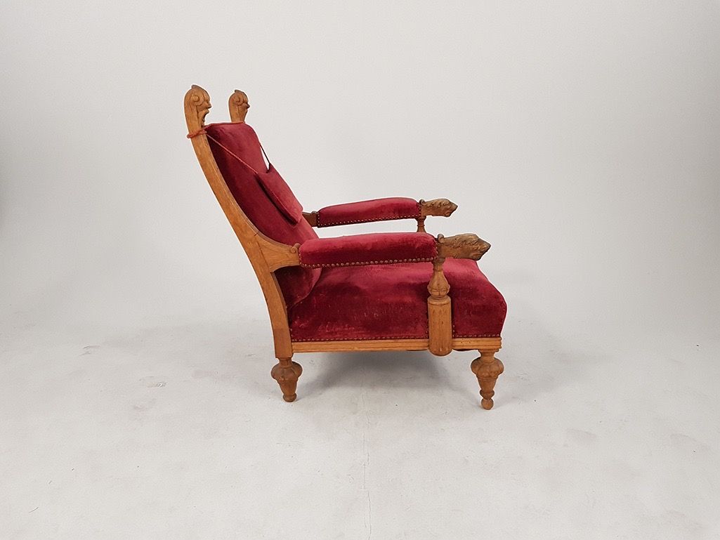 Foto Wooden Armchair with Red Velvet Seating Surface h102x75x90