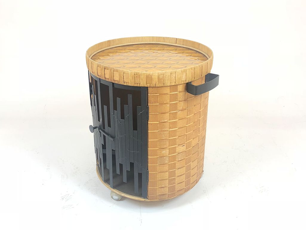Foto Japanese Side Table Plaited Rattan on Wheels 1975 h52x51