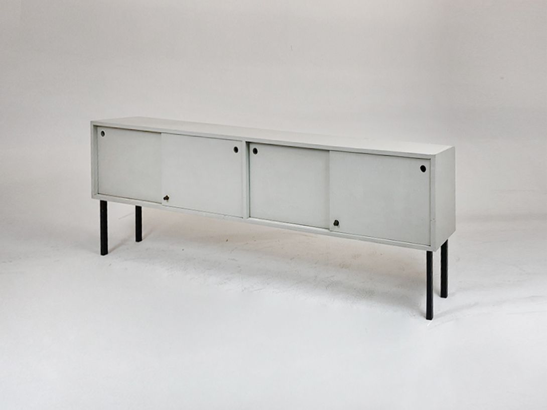 Foto Grey Sideboard with Black Metal Legs and Sliding Doors w220