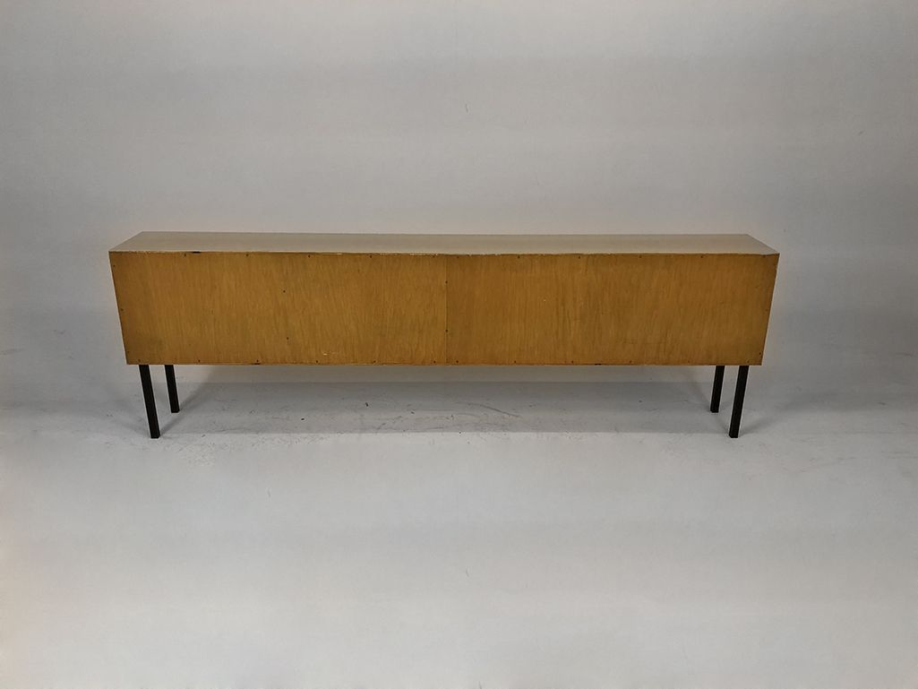 Foto Grey Sideboard with Black Metal Legs and Sliding Doors w220