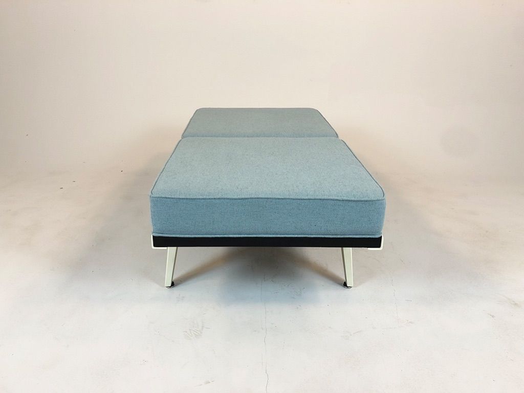 Foto Herman Miller Steelpipe Two-Seater Bench with Blue Upholstery and White Frame  USA 1965