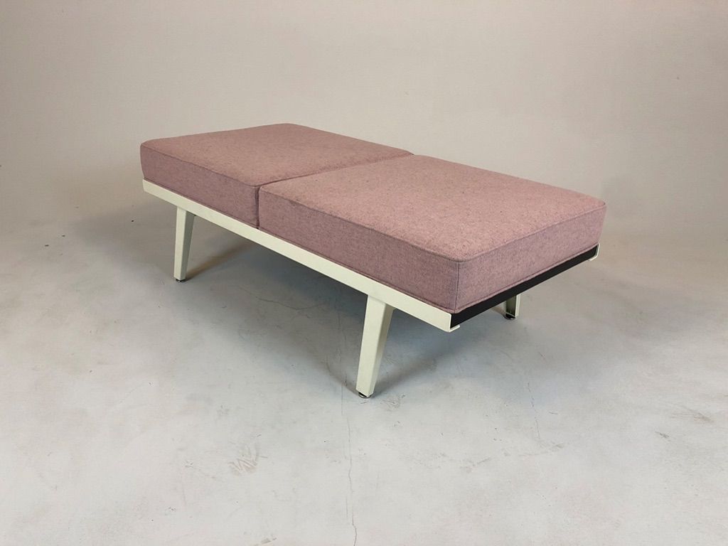 Foto Herman Miller Steelpipe Two-Seater Bench with Pale Rosé Upholstery and White Frame  USA 1965