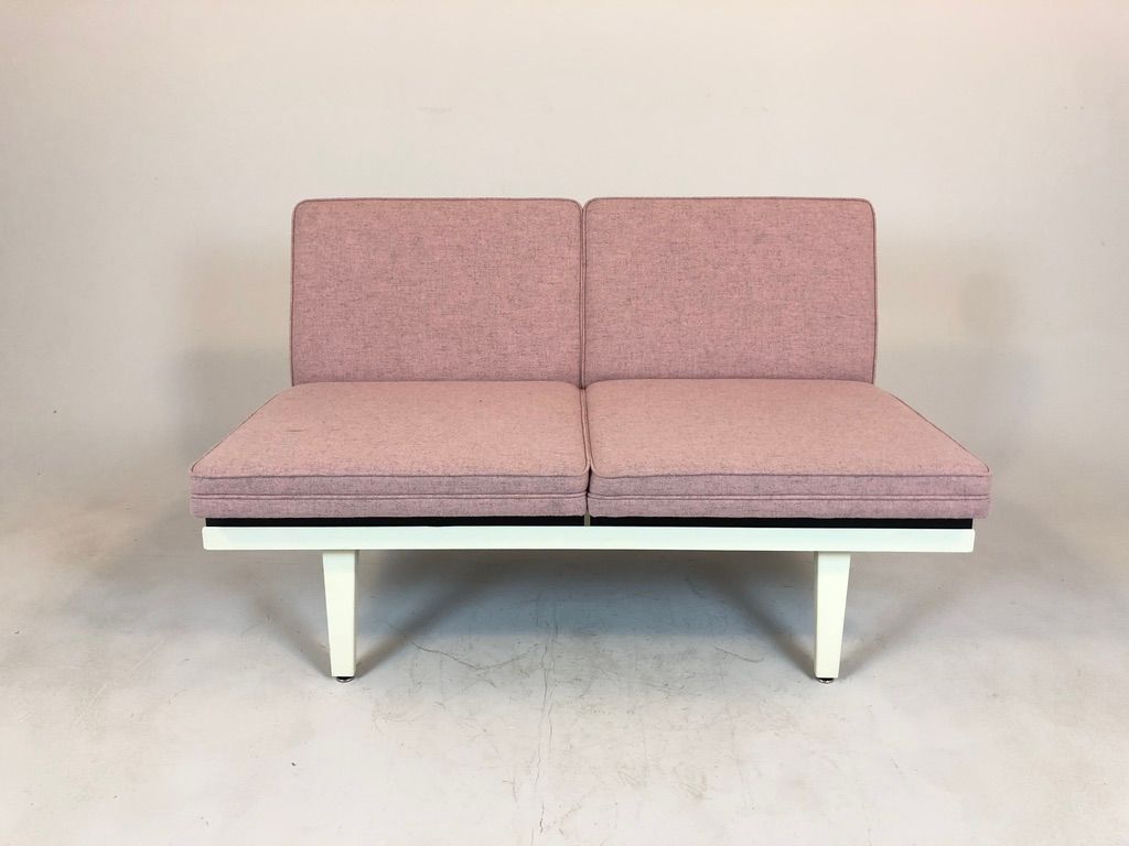 Foto Hermann Miller Steelpipe Two-Seater Sofa with Rosé Upholstery and White Frame  USA 1965