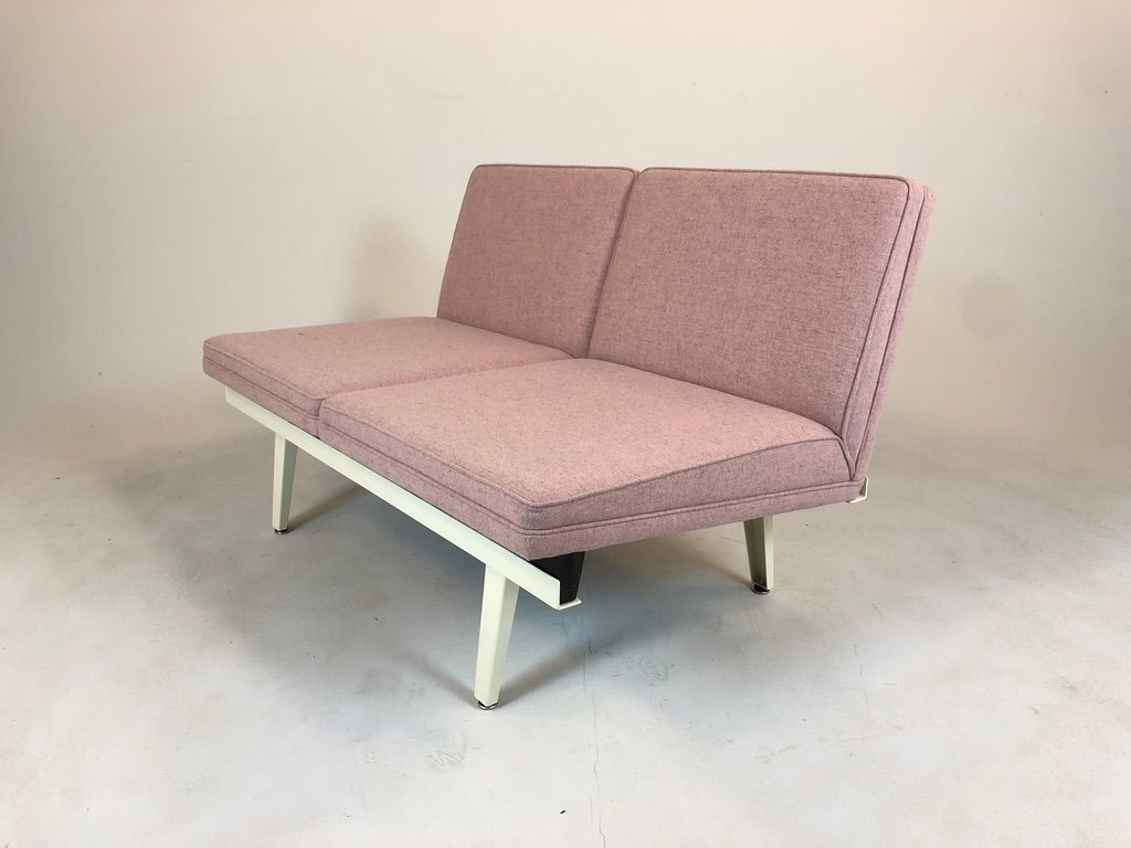 Foto Hermann Miller Steelpipe Two-Seater Sofa with Rosé Upholstery and White Frame  USA 1965