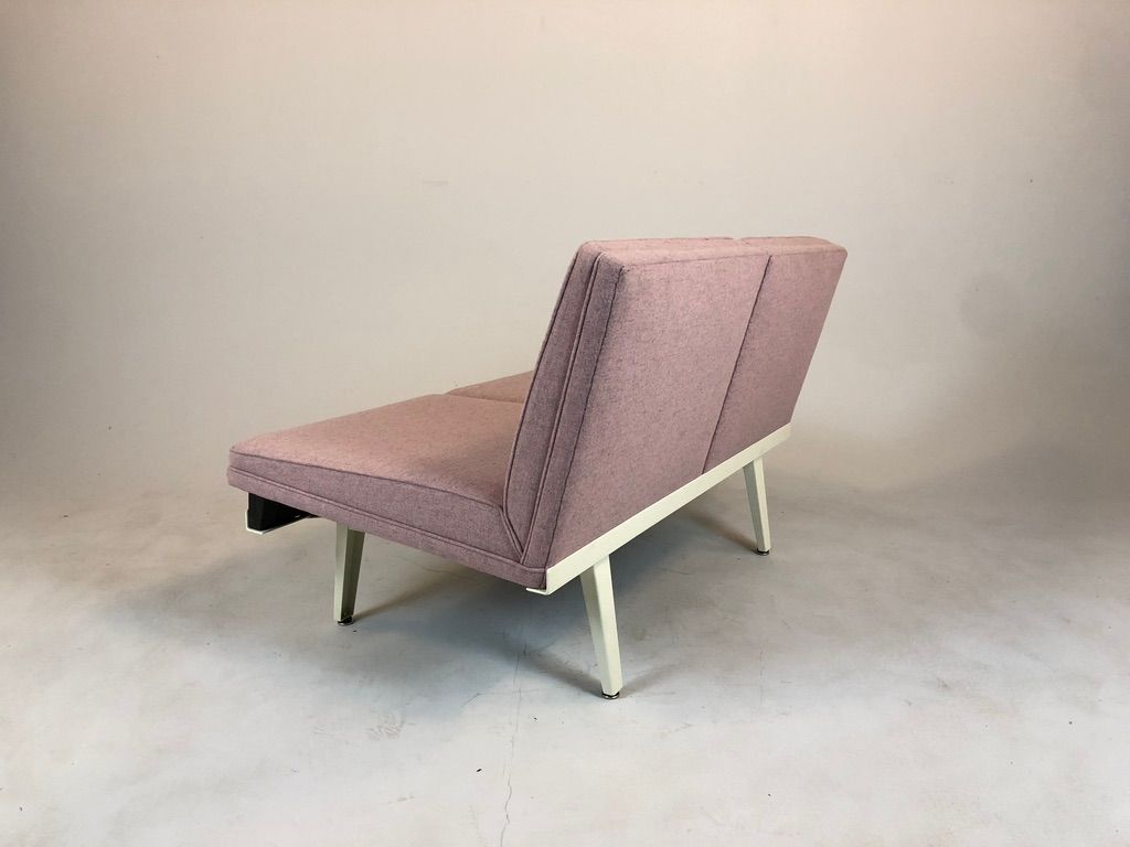 Foto Hermann Miller Steelpipe Two-Seater Sofa with Rosé Upholstery and White Frame  USA 1965