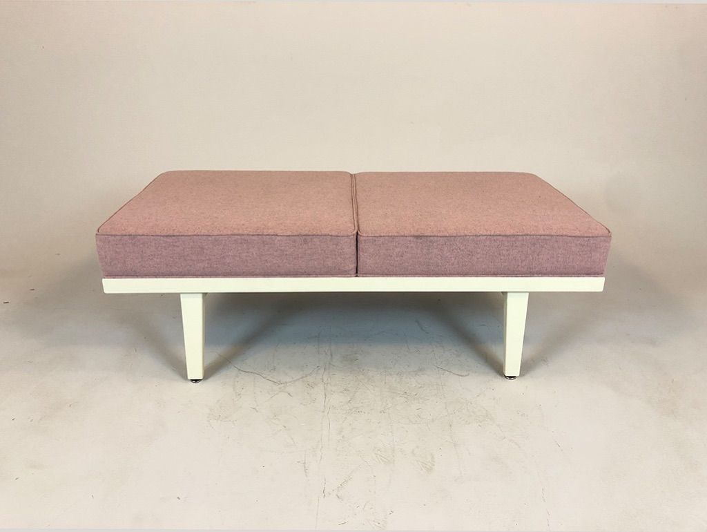 Foto Herman Miller Steelpipe Two-Seater Bench with Pale Rosé Upholstery and White Frame  USA 1965