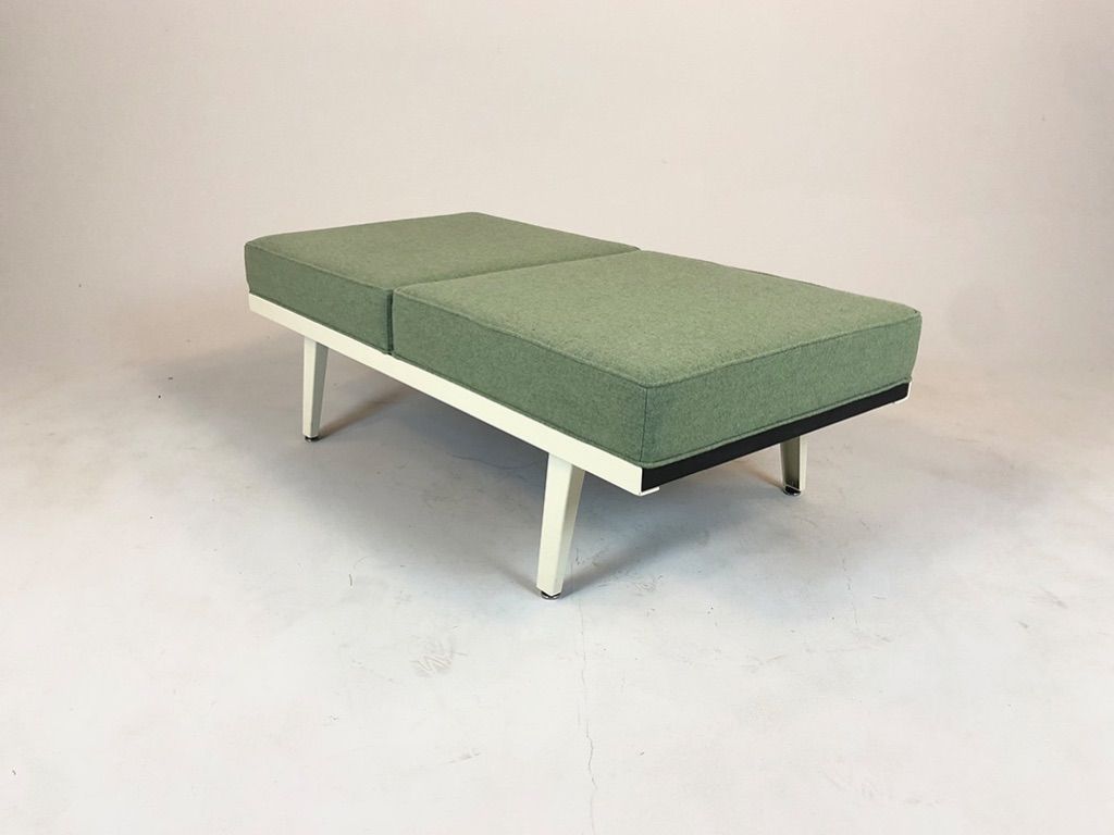 Foto Herman Miller Steelpipe Two-Seater Bench with Green Upholstery and White Frame  USA 1965