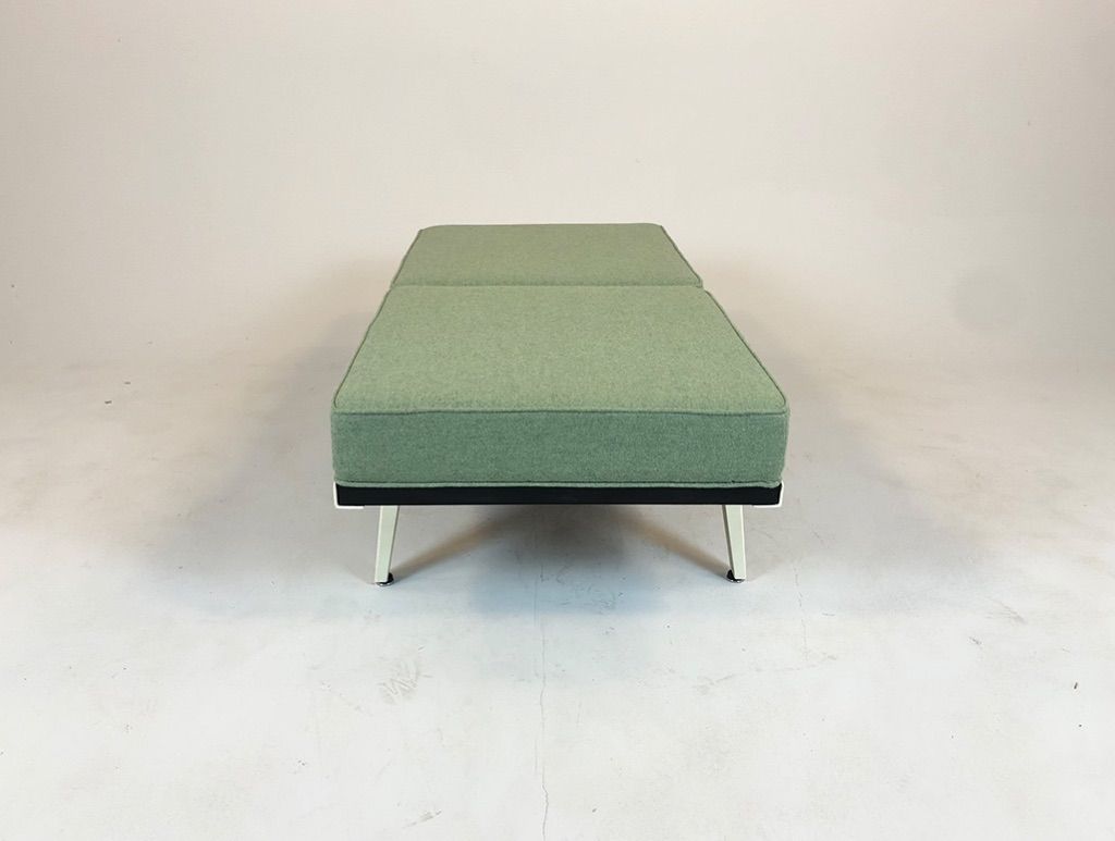 Foto Herman Miller Steelpipe Two-Seater Bench with Green Upholstery and White Frame  USA 1965
