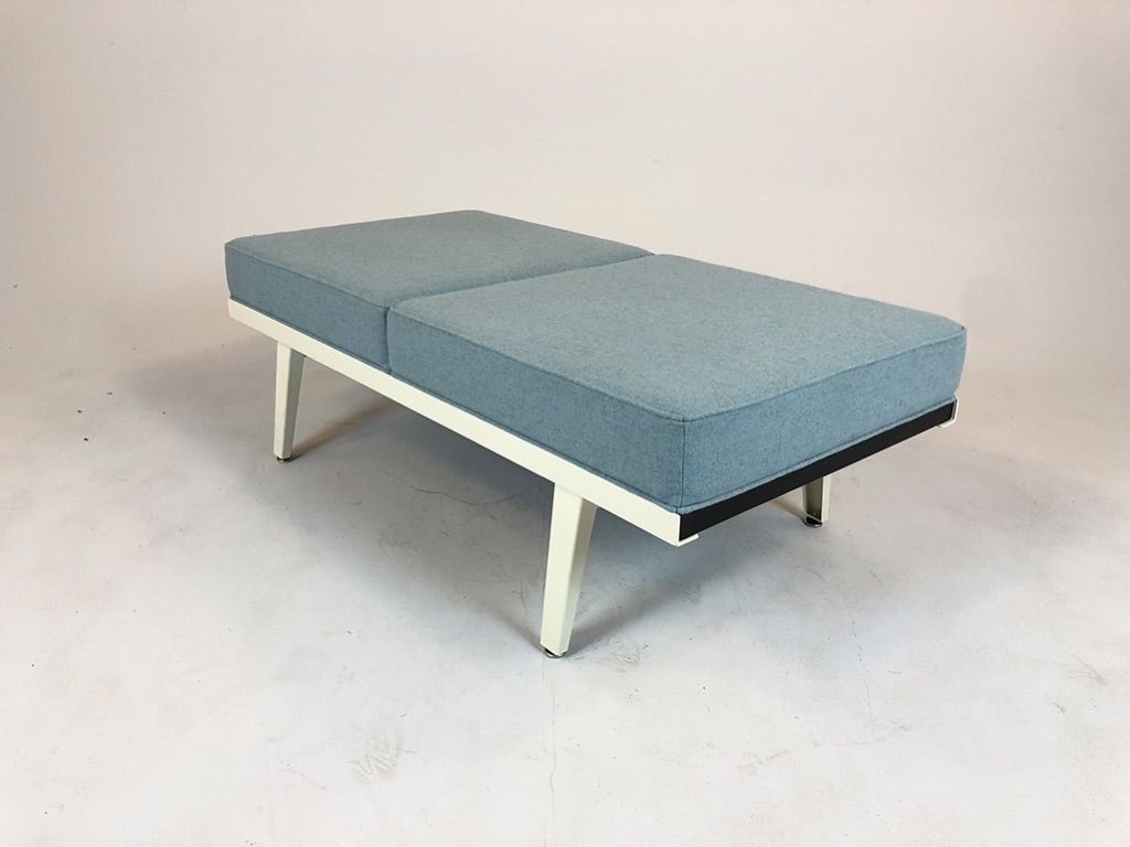 Foto Herman Miller Steelpipe Two-Seater Bench with Blue Upholstery and White Frame  USA 1965