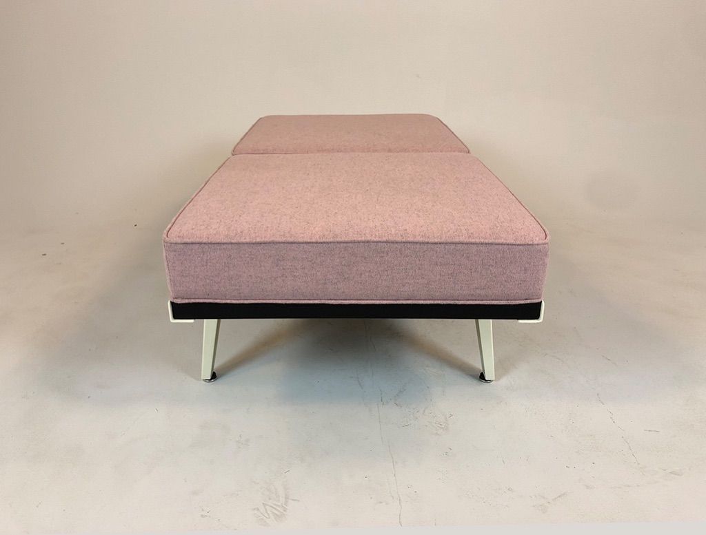 Foto Herman Miller Steelpipe Two-Seater Bench with Pale Rosé Upholstery and White Frame  USA 1965