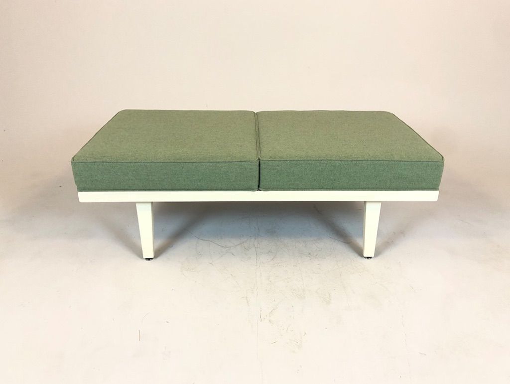 Foto Herman Miller Steelpipe Two-Seater Bench with Green Upholstery and White Frame  USA 1965