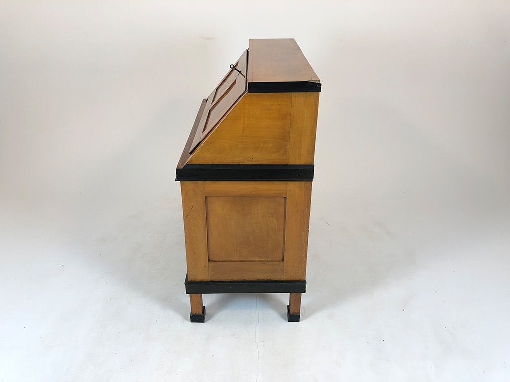 Foto Simple Antique Bureau with Black Details h105x95x50
